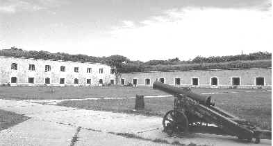 Une des cours de la forteresse Csillageröd à Komárom en Hongrie. Au fond on distingue les entrées des casemates dans lesquelles les Roms déportés étaient retenus.