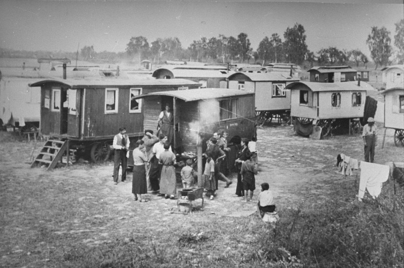 Rodiny si varia v “cigánskom” tábore Marzahn na okraji Berlína v roku 1939.