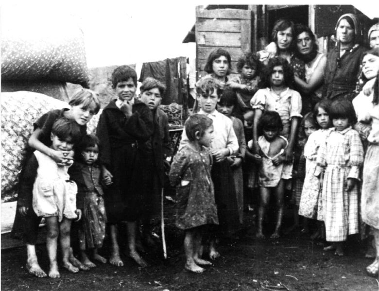 Sinti Frauen mit ihren Kindern im Lager Maxglan bei Salzburg im Jahre 1939 oder 1940.