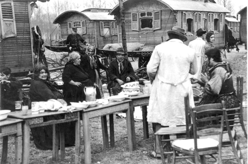 Familii rome belgiene la o masă de înmormântare în lagărul de la Elewijt, la marginea orașului Mechelen/ Malines, în 1944.