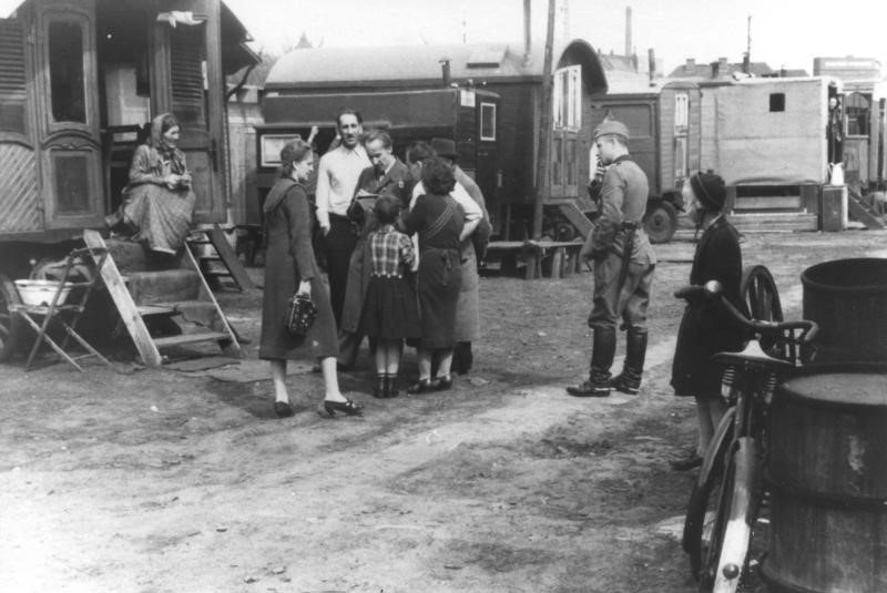 Väzni z “cigánskeho” tábora Hamburg-Harburg v roku 1938 počas výsluchu políciou alebo možno zamestnancami ústavu na výskum rasy Roberta Rittera.