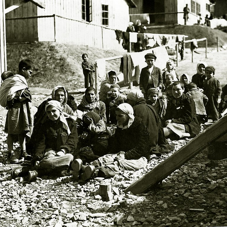 Fotografi ja romskih žena i djece u zatočeničkom logoru Hodonin u Kunštatu. Snimio ju je O. Kucery 1942. godine.