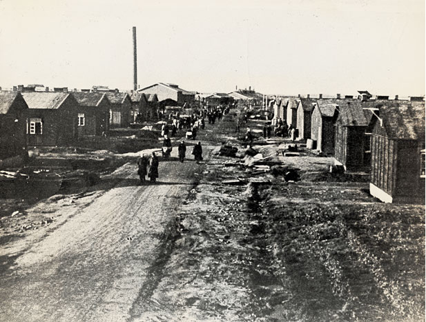 Fotografi över huvudgatan i lägret Westerbork 1944, taget av en judisk fånge på uppdrag av lägerledningen. Förmodligen från övre våningen i kommendantens (befälhavarens) byggnad.