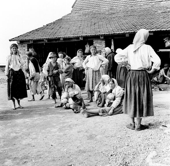 Roma Frauen und Kinder im Frauenlager Stara Gradiška, einem Außenlager des Konzentrationslagers Jasenovac