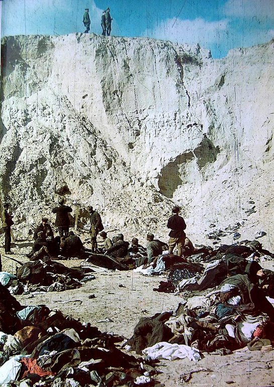 Piles de vêtements des victimes des massacres à Babi Yar. Les hommes dans le ravin sont probablement des membres de troupes auxiliaires ukrainiennes de la SS.