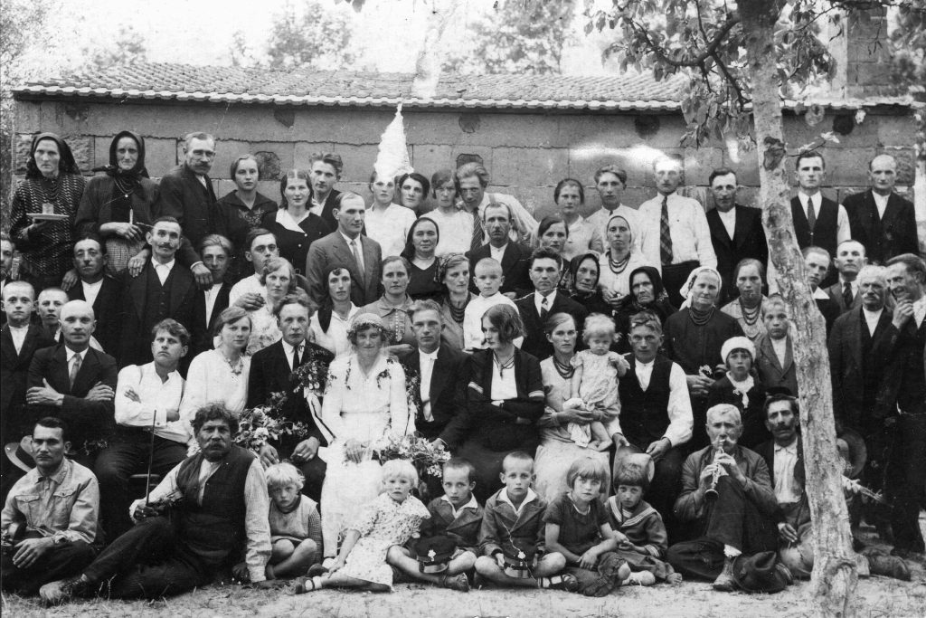 Gemensam bröllopsfest med romska familjer och bondefamiljer 1943.