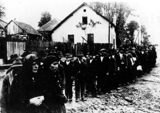 Des Roms et des Juifs pris en otages sont amenés vers Šabac par des soldats de l’armée allemande pour être exécutés.