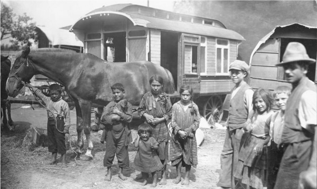 O familie itinerantă de Sinti germani cu caravana lor.