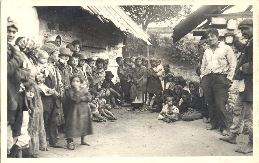 Obyvatelia rómskej osady Oberwart v Rakúsku. Policajná fotografi a zhotovená v tridsiatych rokoch 20. storočia na ilustráciu práce polície.