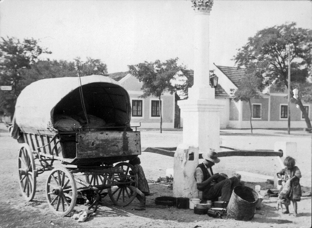 Itinerant tinkers in a village in northern Burgenland, Austria, between the wars.