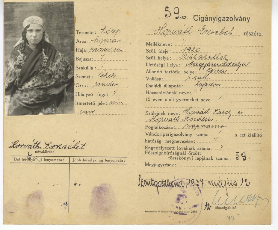 Ein „Cigányigazolvány“ genannter „Zigeunerausweis“ mit Foto und Fingerabdrücken, ausgestellt in der ungarischösterreichischen Grenzstadt Szentgotthárd im Jahre 1937.