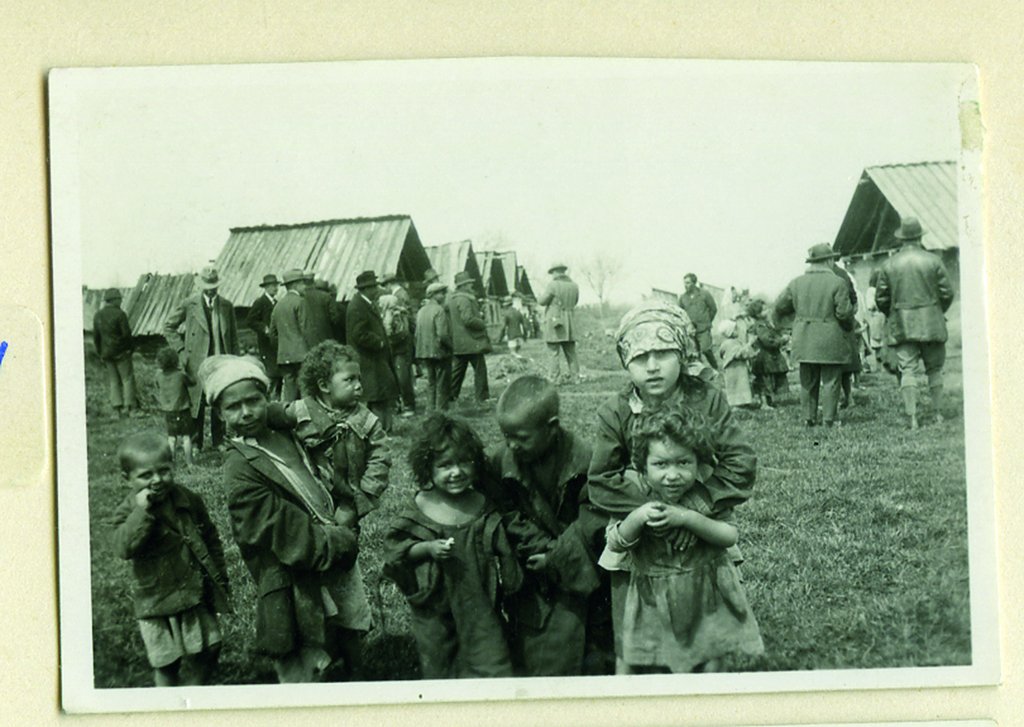 Inspekce životních podmínek v romské osadě v rakouském Oberwartu dne 15. ledna 1933, prováděná členy komise, kteří se zúčastnili konference k „cikánskému problému“.