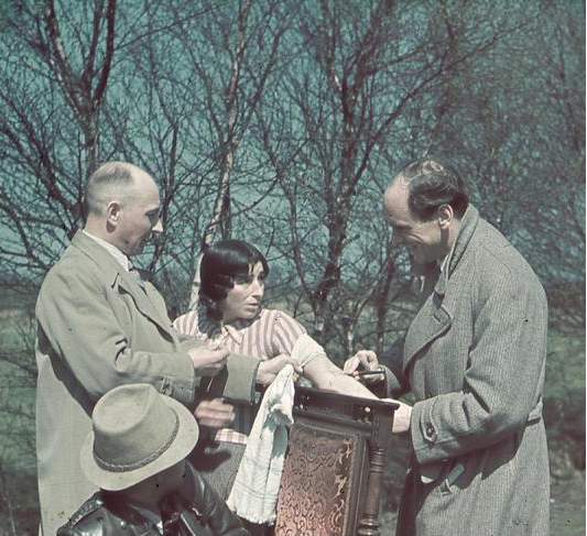 Der „Rassehygieniker“ Robert Ritter (rechts) und einer seiner Mitarbeiter mit einer jungen deutschen Sintiza bei der Blutabnahme. Die Aufnahme aus dem Jahre 1936 diente der Forschungsdokumentation.