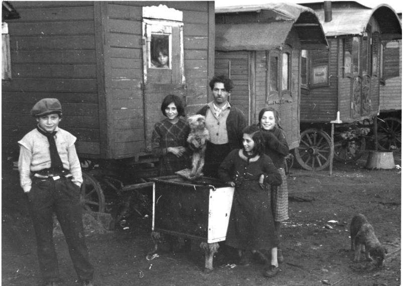 Deutsche Sinti Familie im Lager Blickendorf in Köln am 12. Dezember 1937.